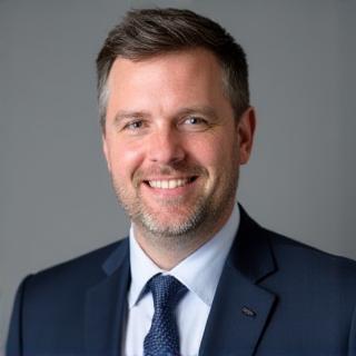 Portrait professionnel de Paul Bernard.
